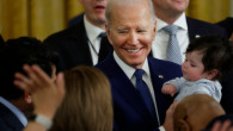 Joe Biden a fost fotografiat în timp ce încerca să calmeze un bebeluș care a izbucit în plâns în timpul discursului său. Foto: Profimedia Images | Poza 6 din 10