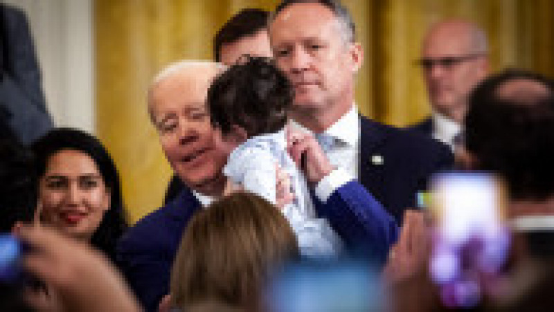 Joe Biden a fost fotografiat în timp ce încerca să calmeze un bebeluș care a izbucit în plâns în timpul discursului său. Foto: Profimedia Images | Poza 7 din 10