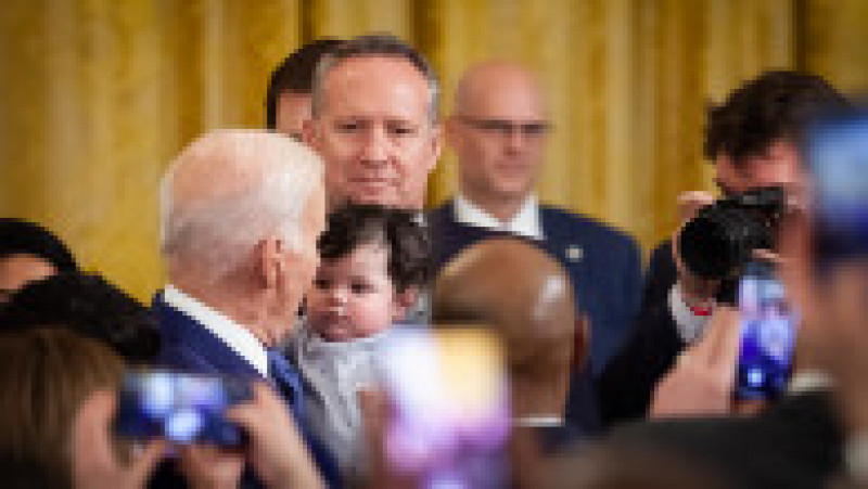 Joe Biden a fost fotografiat în timp ce încerca să calmeze un bebeluș care a izbucit în plâns în timpul discursului său. Foto: Profimedia Images | Poza 9 din 10
