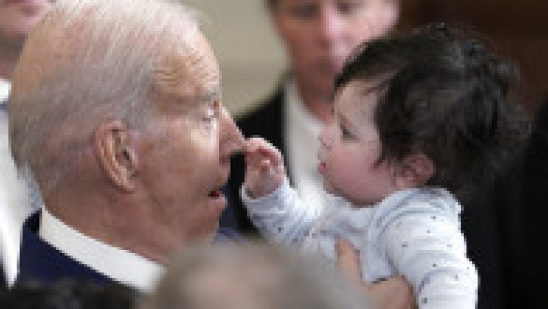 Joe Biden a fost fotografiat în timp ce încerca să calmeze un bebeluș care a izbucit în plâns în timpul discursului său. Foto: Profimedia Images | Poza 3 din 10