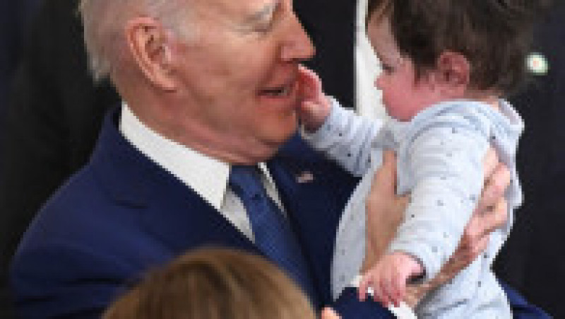 Joe Biden a fost fotografiat în timp ce încerca să calmeze un bebeluș care a izbucit în plâns în timpul discursului său. Foto: Profimedia Images | Poza 5 din 10