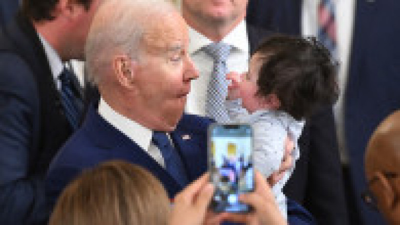 Joe Biden a fost fotografiat în timp ce încerca să calmeze un bebeluș care a izbucit în plâns în timpul discursului său. Foto: Profimedia Images | Poza 4 din 10
