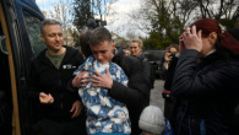După luni de zile de disperare, părinții și-au îmbrățișat copiii răpiți de ruși și acum eliberați. FOTO: Profimedia Images | Poza 1 din 6