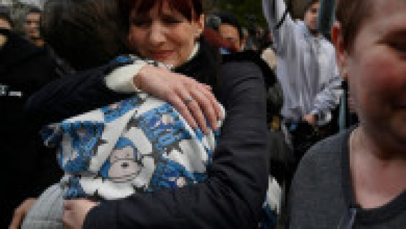 După luni de zile de disperare, părinții și-au îmbrățișat copiii răpiți de ruși și acum eliberați. FOTO: Profimedia Images | Poza 4 din 6