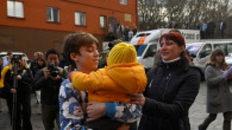 După luni de zile de disperare, părinții și-au îmbrățișat copiii răpiți de ruși și acum eliberați. FOTO: Profimedia Images | Poza 5 din 6
