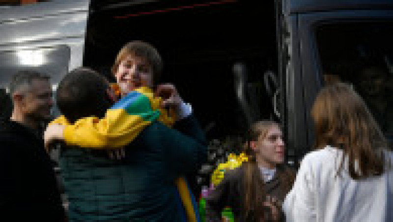 După luni de zile de disperare, părinții și-au îmbrățișat copiii răpiți de ruși și acum eliberați. FOTO: Profimedia Images | Poza 6 din 6