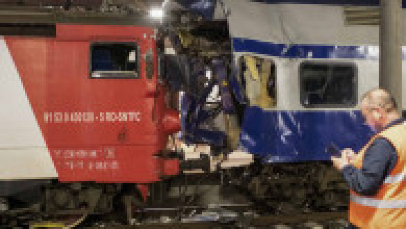 Un mort și 3 răniți, după ce o locomotivă a intrat cu viteză într-un vagon de călători. Foto: Inquam Photos / Ovidiu Iordachi | Poza 5 din 7