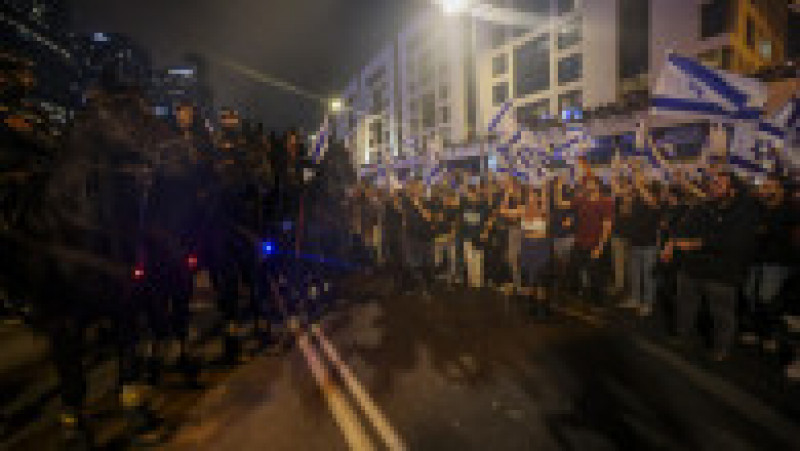 Zeci de mii de israelieni au ieșit iar în stradă la Tev Aviv, ca să protesteze față de reforma justiției făcută de guvernul Netanyahu. FOTO: Profimedia Images | Poza 4 din 7
