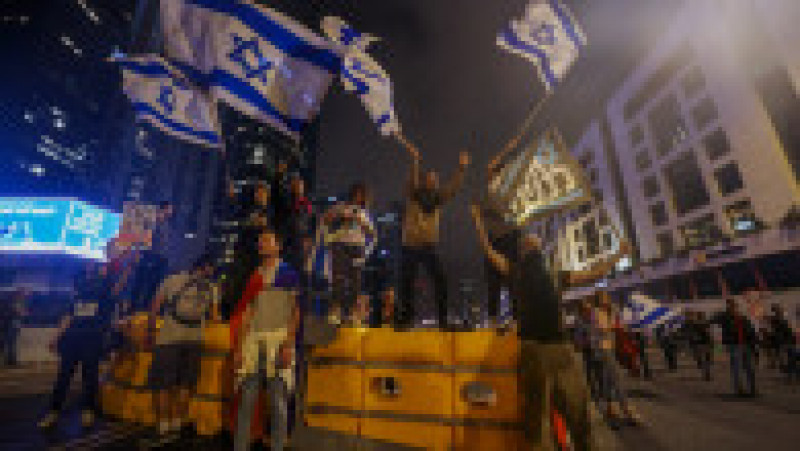 Zeci de mii de israelieni au ieșit iar în stradă la Tev Aviv, ca să protesteze față de reforma justiției făcută de guvernul Netanyahu. FOTO: Profimedia Images | Poza 5 din 7
