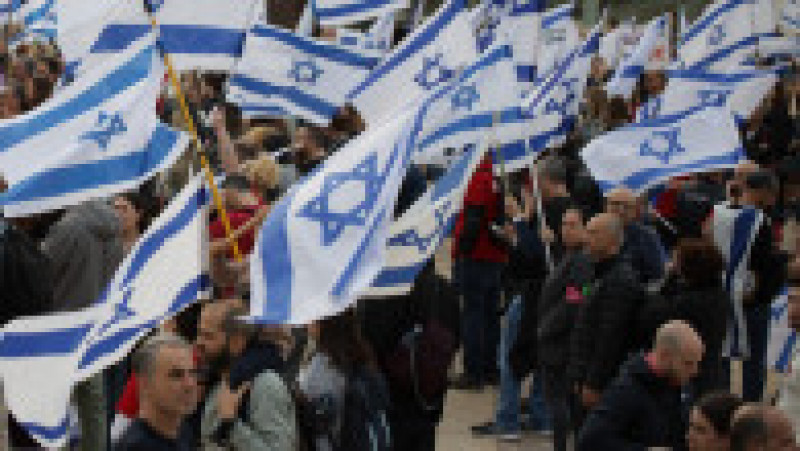 Zeci de mii de israelieni au ieșit iar în stradă la Tev Aviv, ca să protesteze față de reforma justiției făcută de guvernul Netanyahu. FOTO: Profimedia Images | Poza 6 din 7