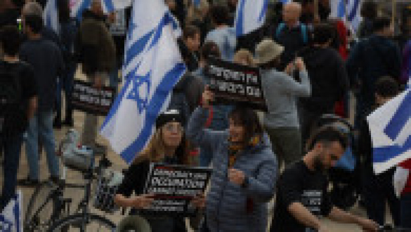 Zeci de mii de israelieni au ieșit iar în stradă la Tev Aviv, ca să protesteze față de reforma justiției făcută de guvernul Netanyahu. FOTO: Profimedia Images | Poza 7 din 7