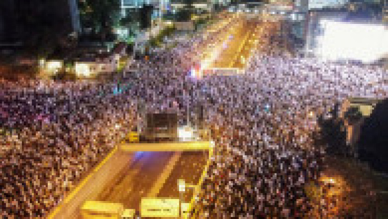 Zeci de mii de israelieni au ieșit iar în stradă la Tev Aviv, ca să protesteze față de reforma justiției făcută de guvernul Netanyahu. FOTO: Profimedia Images | Poza 1 din 7