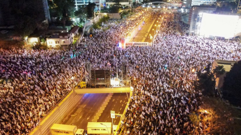 Zeci de mii de israelieni au ieșit iar în stradă la Tev Aviv, ca să protesteze față de reforma justiției făcută de guvernul Netanyahu. FOTO: Profimedia Images