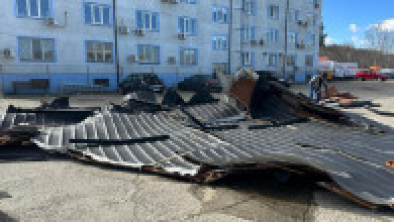 În cădere, bucățile din acoperiș au distrus 8 mașini parcate în spatele sediului IJJ Suceava. Sursa foto: Monitorul de Suceava | Poza 1 din 3