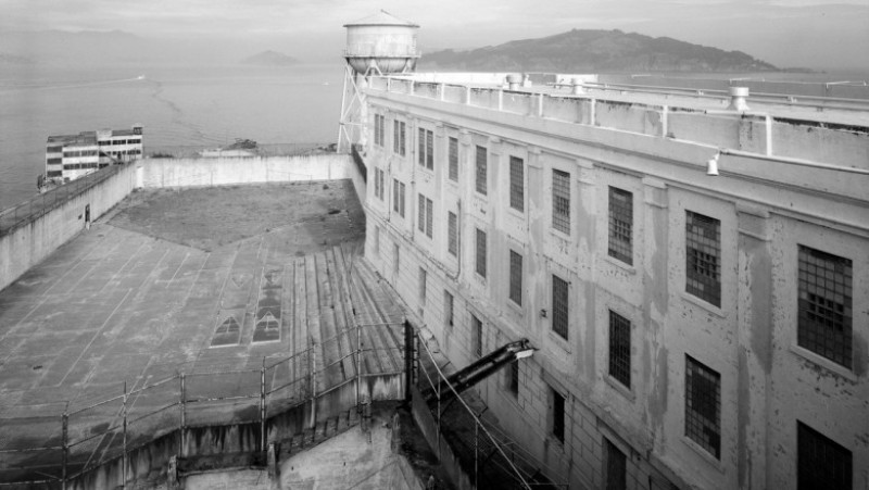 Închisoare federală din fostul Fort Alcatraz, aflat pe o insulă în Golful San Francisco, a găzduit prizonieri doar timp de 30 de ani, însă a fost suficient timp încât să devină o legendă. Sursa foto: Profimedia Images