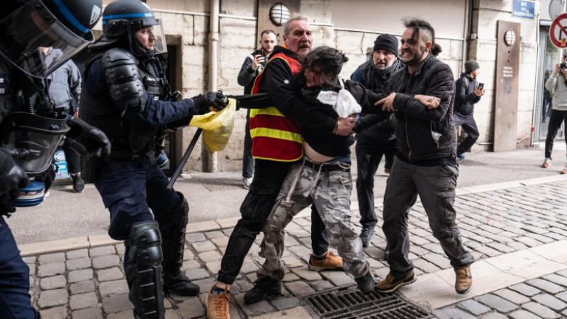 Franța este zguduită de proteste violente soldate cu lupte de stradă, distrugeri și mii de arestări: Foto: Profimedia