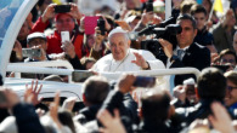 Papa Francisc lansează un apel vibrant la primirea migranţilor - „Vă rog, haideţi să deschidem porţile!” -, duminică, la Budapesta, la o slujbă în aer liber, în faţa a zeci de mii de persoane, în ultima zi a vizitei sale în Ungaria. Foto: Profimedia | Poza 3 din 16