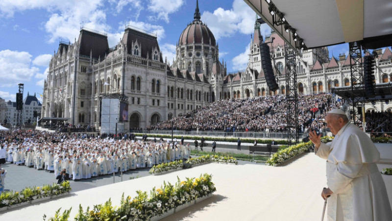 Papa Francisc lansează un apel vibrant la primirea migranţilor - „Vă rog, haideţi să deschidem porţile!” -, duminică, la Budapesta, la o slujbă în aer liber, în faţa a zeci de mii de persoane, în ultima zi a vizitei sale în Ungaria. Foto: Profimedia
