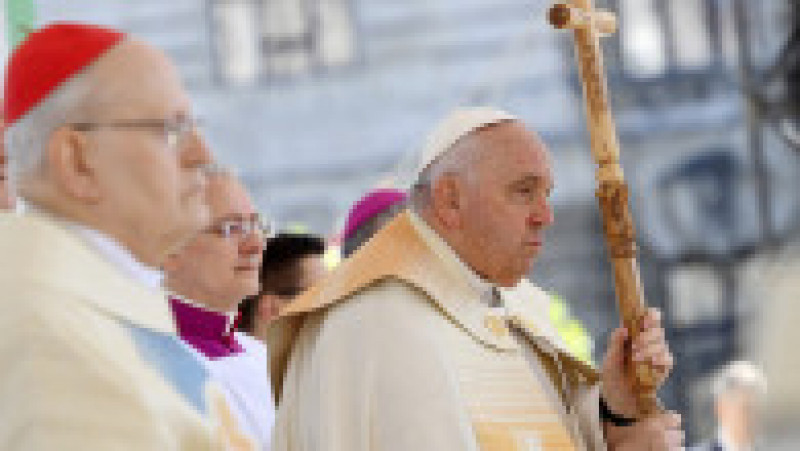 Papa Francisc lansează un apel vibrant la primirea migranţilor - „Vă rog, haideţi să deschidem porţile!” -, duminică, la Budapesta, la o slujbă în aer liber, în faţa a zeci de mii de persoane, în ultima zi a vizitei sale în Ungaria. Foto: Profimedia | Poza 15 din 16