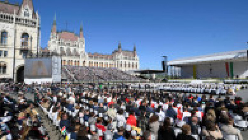 Papa Francisc lansează un apel vibrant la primirea migranţilor - „Vă rog, haideţi să deschidem porţile!” -, duminică, la Budapesta, la o slujbă în aer liber, în faţa a zeci de mii de persoane, în ultima zi a vizitei sale în Ungaria. Foto: Profimedia | Poza 13 din 16