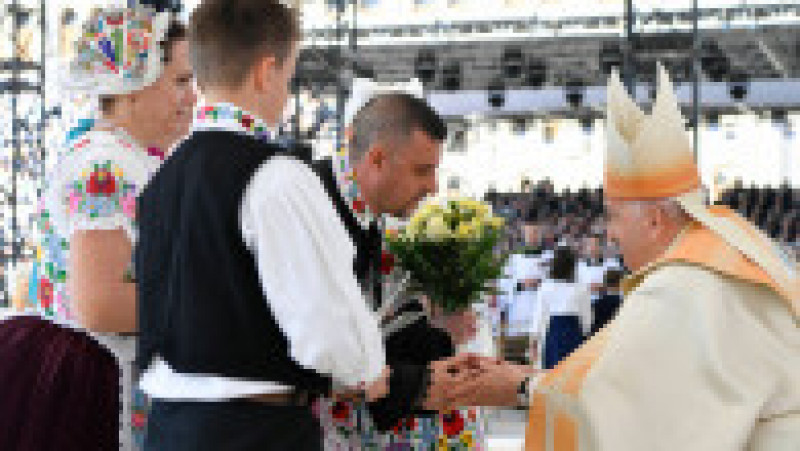 Papa Francisc lansează un apel vibrant la primirea migranţilor - „Vă rog, haideţi să deschidem porţile!” -, duminică, la Budapesta, la o slujbă în aer liber, în faţa a zeci de mii de persoane, în ultima zi a vizitei sale în Ungaria. Foto: Profimedia | Poza 14 din 16