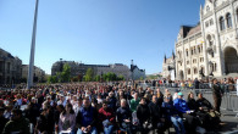 Papa Francisc lansează un apel vibrant la primirea migranţilor - „Vă rog, haideţi să deschidem porţile!” -, duminică, la Budapesta, la o slujbă în aer liber, în faţa a zeci de mii de persoane, în ultima zi a vizitei sale în Ungaria. Foto: Profimedia | Poza 9 din 16