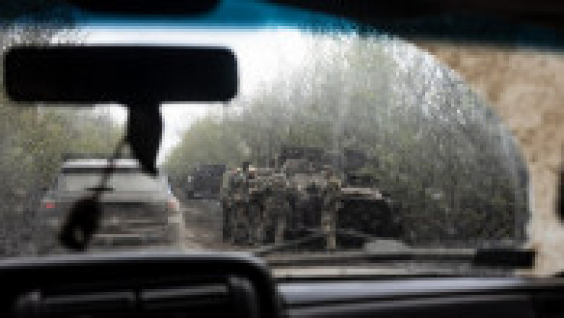 Unicul drum spre și dinspre Bahmut aflat sub controlul militarilor ucraineni a fost poreclit „Drumul Vieții”. Foto: Profimedia Images | Poza 9 din 11