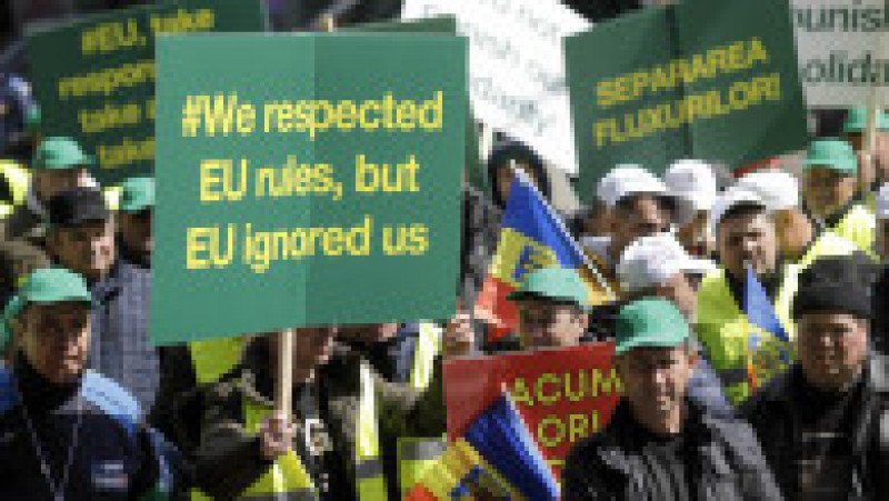 Asociațiile agricultorilor au protestat vineri în fața Reprezentanței Comisiei Europene din România. Foto: Inquam Photos/ George Călin | Poza 4 din 6