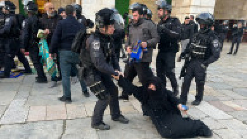 Poliția israeliană a atacat musulmani din Moscheea al-Aqsa, în Ierusalimul de Est. Foto: Profimedia Images | Poza 4 din 8