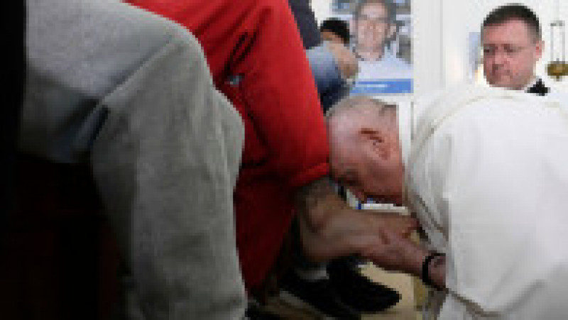  Papa Francisc, sensibil la lumea închisorilor, a celebrat tradiţionala slujbă de Joia Mare şi a spălat picioarele a 12 tineri deţinuţi, între care un român, într-o închisoare pentru minori din Roma. Foto: Profimedia Images | Poza 3 din 4