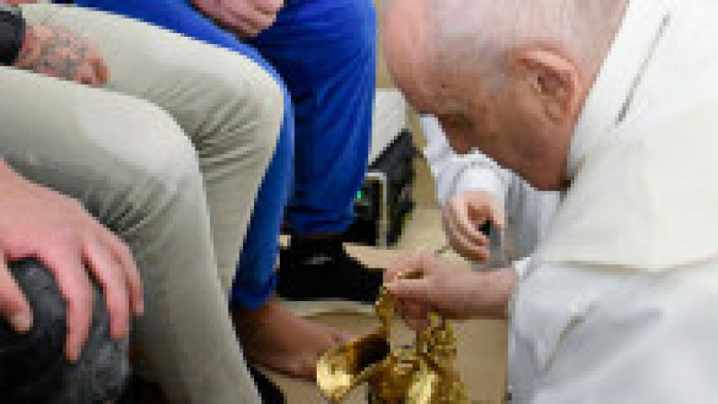  Papa Francisc, sensibil la lumea închisorilor, a celebrat tradiţionala slujbă de Joia Mare şi a spălat picioarele a 12 tineri deţinuţi, între care un român, într-o închisoare pentru minori din Roma. Foto: Profimedia Images | Poza 2 din 4