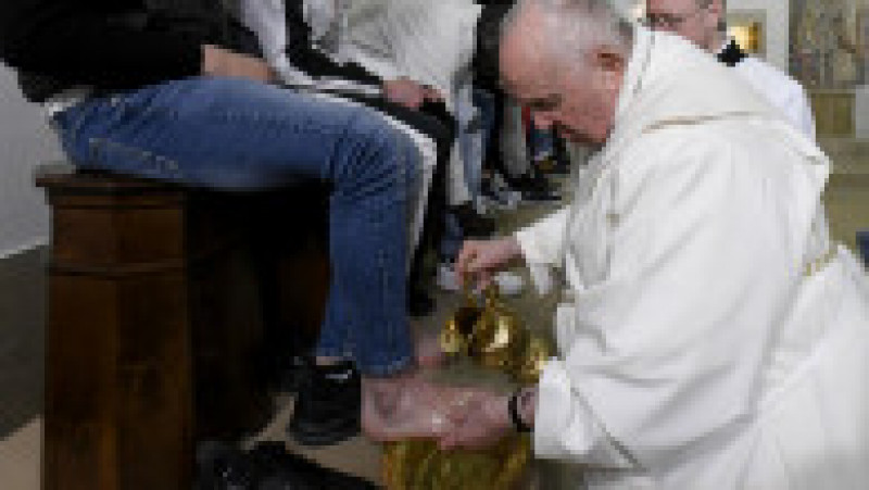  Papa Francisc, sensibil la lumea închisorilor, a celebrat tradiţionala slujbă de Joia Mare şi a spălat picioarele a 12 tineri deţinuţi, între care un român, într-o închisoare pentru minori din Roma. Foto: Profimedia Images | Poza 1 din 4