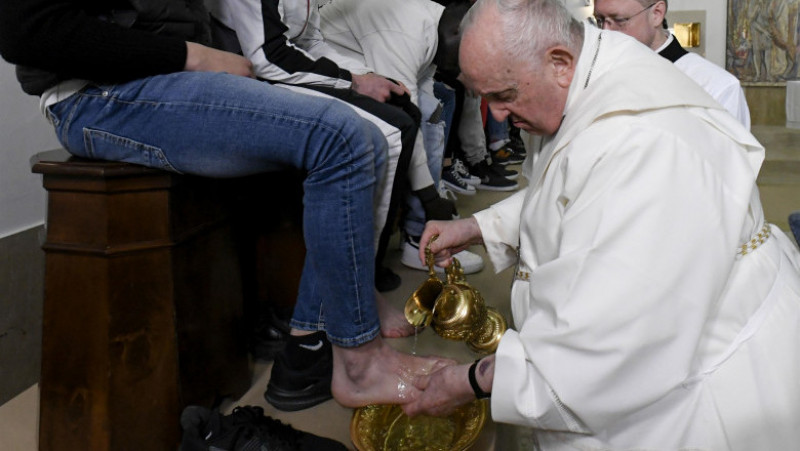 Papa Francisc, sensibil la lumea închisorilor, a celebrat tradiţionala slujbă de Joia Mare şi a spălat picioarele a 12 tineri deţinuţi, între care un român, într-o închisoare pentru minori din Roma. Foto: Profimedia Images