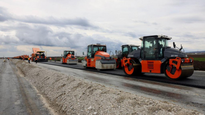 Lucrărilde asfaltare la Autostrada Moldovei. Foto: Facebook/Marcel Ciolacu