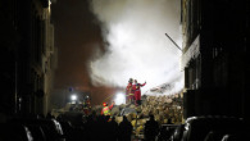Un bloc s-a prăbușit după ce a fost auzită o explozie puternică în cartierul central La Plaine din Marsilia. Foto: Profimedia Images | Poza 11 din 13