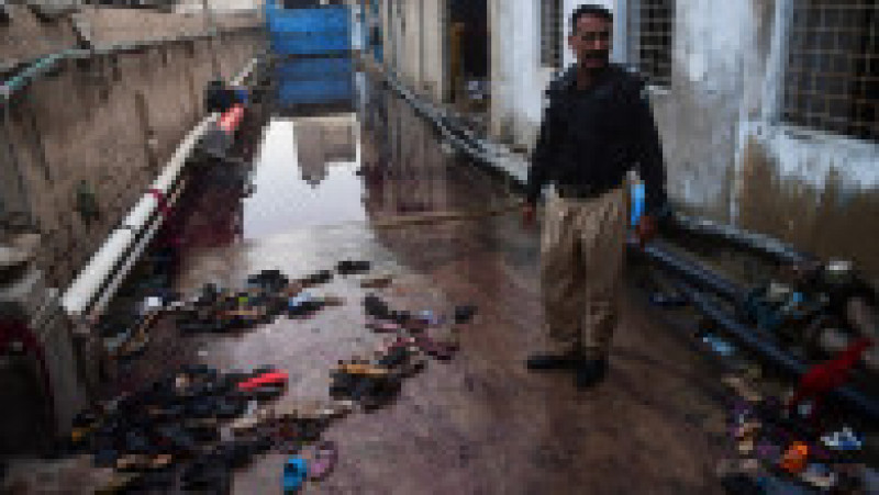 Scena unde a avut loc busculada pentru ajutoare alimentare la Karachi. Foto: Profimedia | Poza 11 din 12
