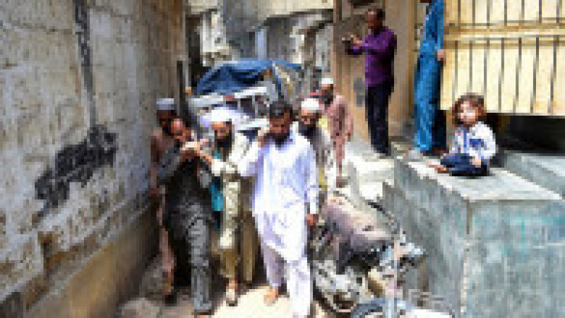 Una dintre victimele busculadei de la Karachi este înmormântată. Foto: Profimedia | Poza 7 din 12