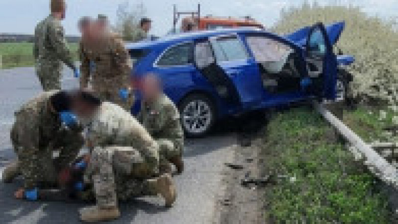 Un grup de militari din cadrul Forţelor pentru Operaţii Speciale (FOS) a acordat primul ajutor victimelor unui accident de circulaţie produs, luni, pe Şoseaua Nordului din Buzău. Foto: Facebook/MApN | Poza 4 din 4