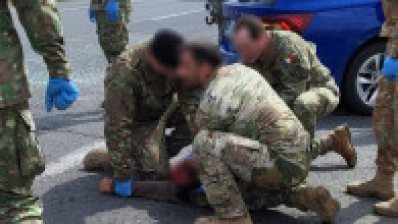 Un grup de militari din cadrul Forţelor pentru Operaţii Speciale (FOS) a acordat primul ajutor victimelor unui accident de circulaţie produs, luni, pe Şoseaua Nordului din Buzău. Foto: Facebook/MApN | Poza 1 din 4