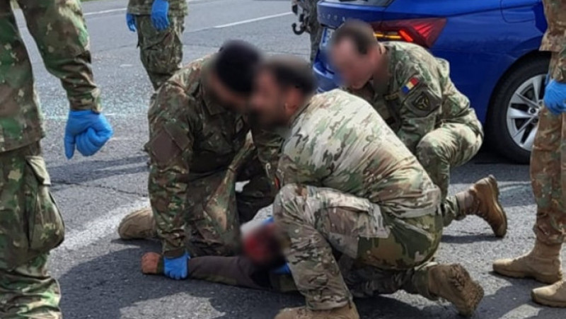 Un grup de militari din cadrul Forţelor pentru Operaţii Speciale (FOS) a acordat primul ajutor victimelor unui accident de circulaţie produs, luni, pe Şoseaua Nordului din Buzău. Foto: Facebook/MApN