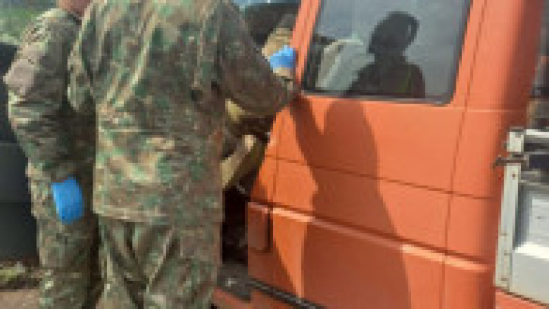 Un grup de militari din cadrul Forţelor pentru Operaţii Speciale (FOS) a acordat primul ajutor victimelor unui accident de circulaţie produs, luni, pe Şoseaua Nordului din Buzău. Foto: Facebook/MApN | Poza 3 din 4