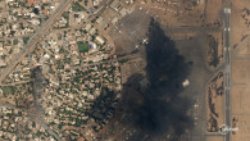 Imagini din satelit cu aeroportul din capitala Sudanului, după ce mai multe avioane au luat foc. Foto: Profimedia Images | Poza 3 din 6