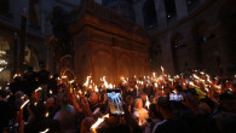 Lumina Sfântă s-a aprins la Ierusalim și va fi adusă și în România. Mii de pelerini au participat la ceremonia milenară. Foto: Profimedia | Poza 5 din 5