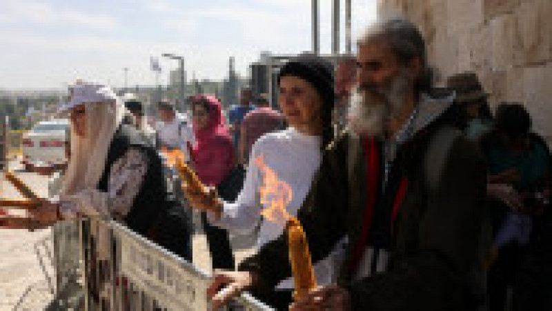 Lumina Sfântă s-a aprins la Ierusalim și va fi adusă și în România. Mii de pelerini au participat la ceremonia milenară. Foto: Profimedia | Poza 2 din 5