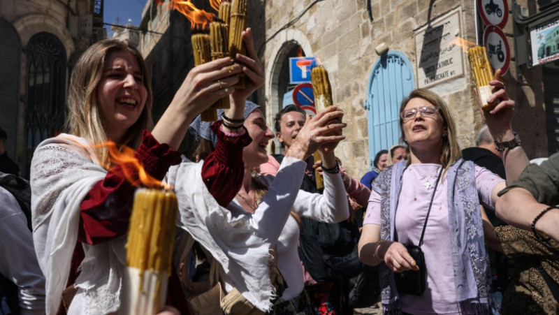 Lumina Sfântă s-a aprins la Ierusalim și va fi adusă și în România. Mii de pelerini au participat la ceremonia milenară. Foto: Profimedia