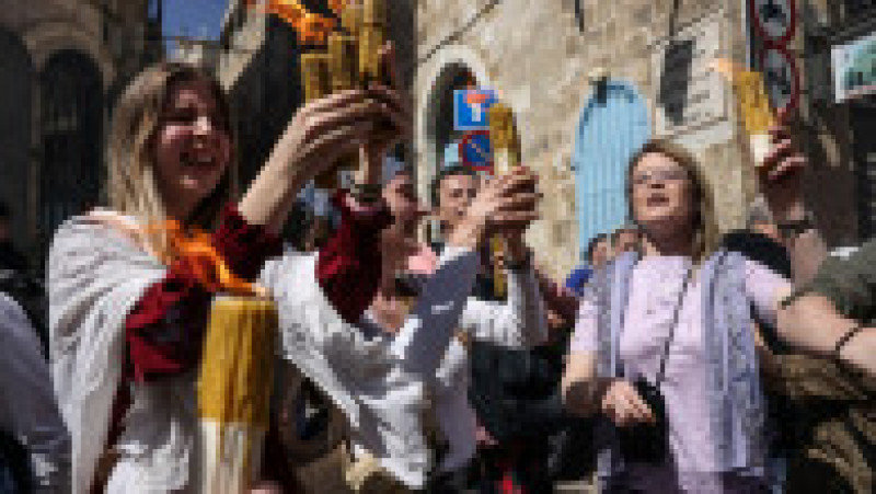 Lumina Sfântă s-a aprins la Ierusalim și va fi adusă și în România. Mii de pelerini au participat la ceremonia milenară. Foto: Profimedia | Poza 1 din 5
