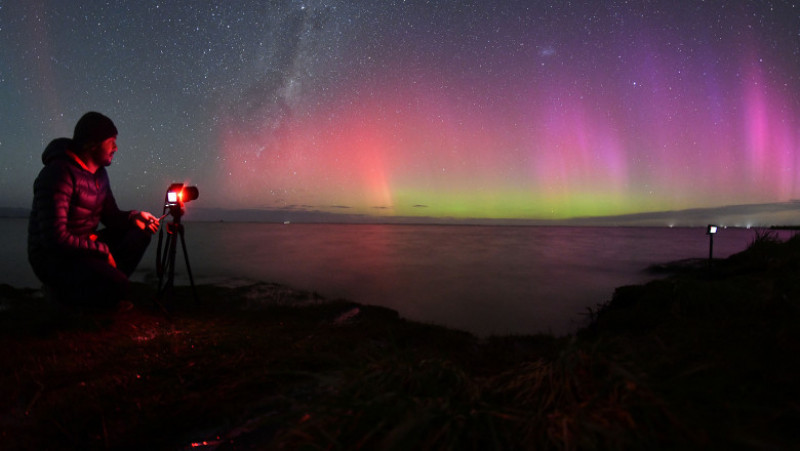 O uriașă explozie de energie solară a colorat cerul Noii Zeelande în nuanțe superbe de mov, portocaliu și verde. Foto: Profimedia Images