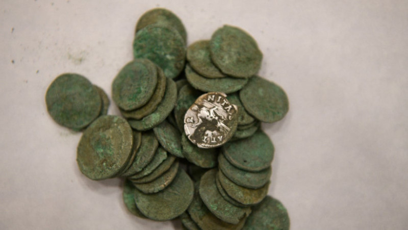 Monede romane descoperite în Dolj. Sursa foto: Facebook / Cosmin Vasile