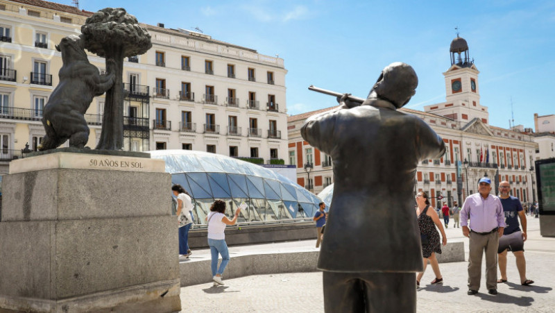 Regele Juan Carlos este înfățișat cu o pușcă de vânătoare în mâini, țintind spre ursul din emblema Madridului. Foto: Profimedia Images