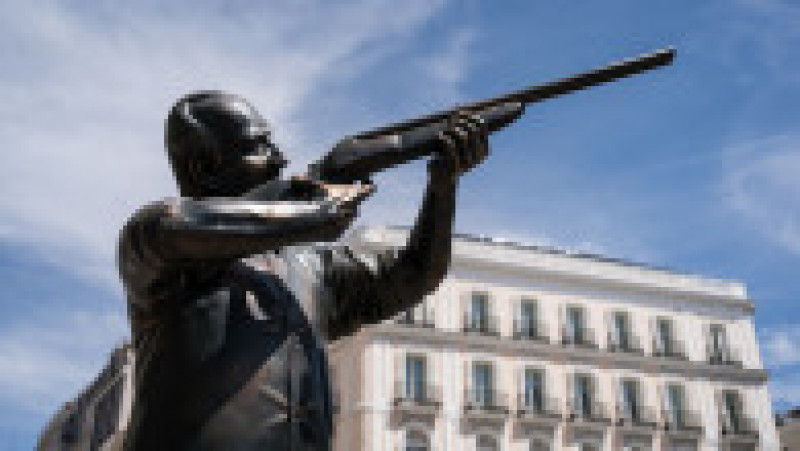 Regele Juan Carlos este înfățișat cu o pușcă de vânătoare în mâini, țintind spre ursul din emblema Madridului. Foto: Profimedia Images | Poza 8 din 10